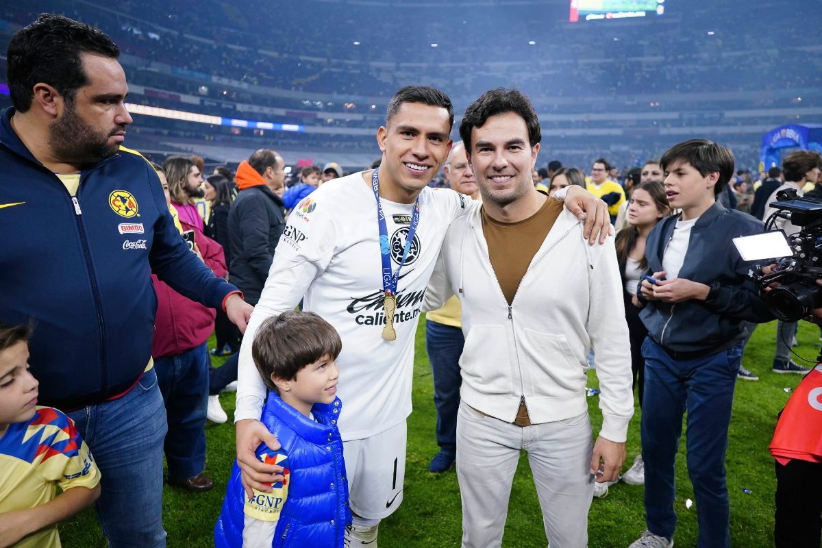Checo Pérez y su hijo con Luis Ángel Malagón, portero de América